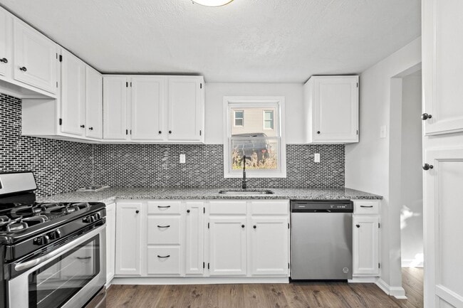 Building Photo - Gorgeous 2 bedroom house in West Mifflin available July 1!