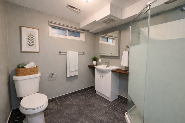 Photo - 136 Mooregate Crescent Kitchener Ontario N2M 2G1 Unité 2