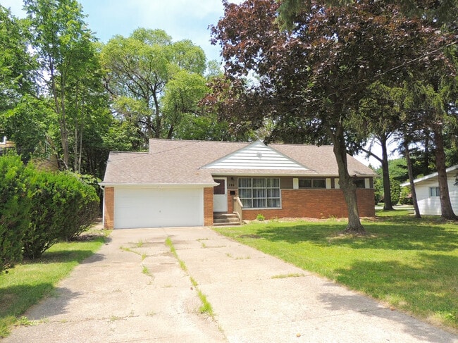 Building Photo - 3 Bed - 1 Bath Ranch for Rent in Richmond Heights!