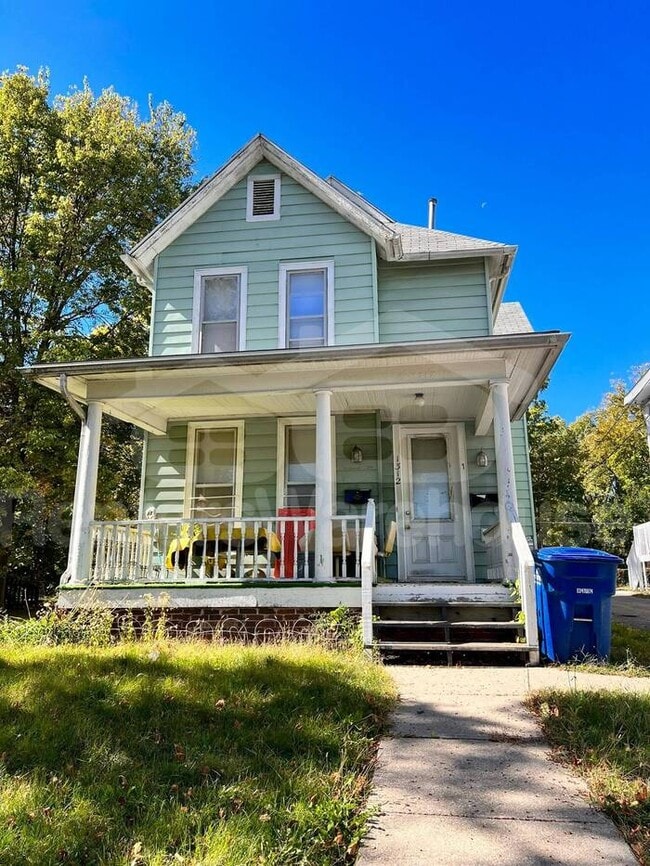 Building Photo - Spacious 2 Bedroom Duplex