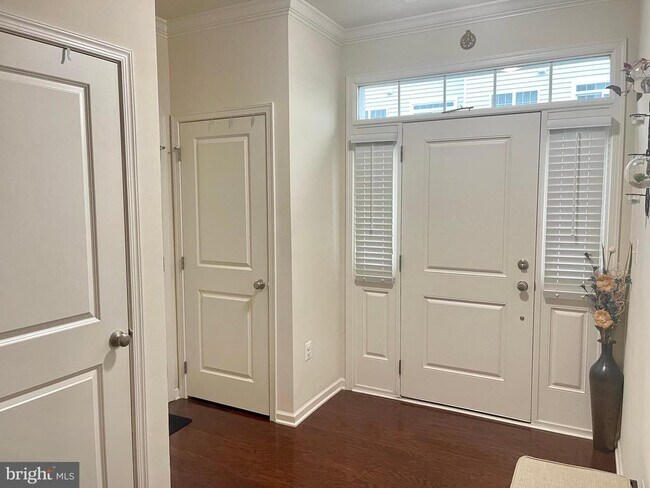 Photo - 43010 Paris Gap Square