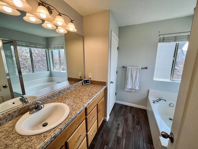 2995 E Lookout Dr