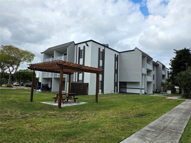 Building Photo - 4810 NW 79th Ave Unit 206