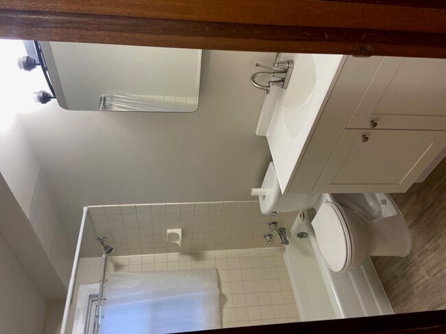 Bathroom - 821 1st Ave NW Unit B