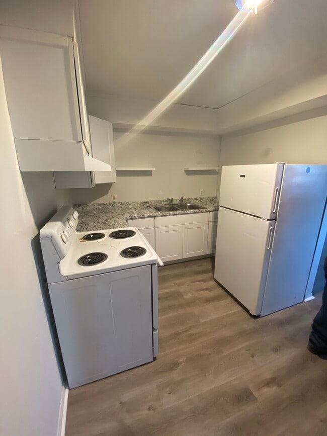 Kitchen - 3935 Linden Ave Unit 11