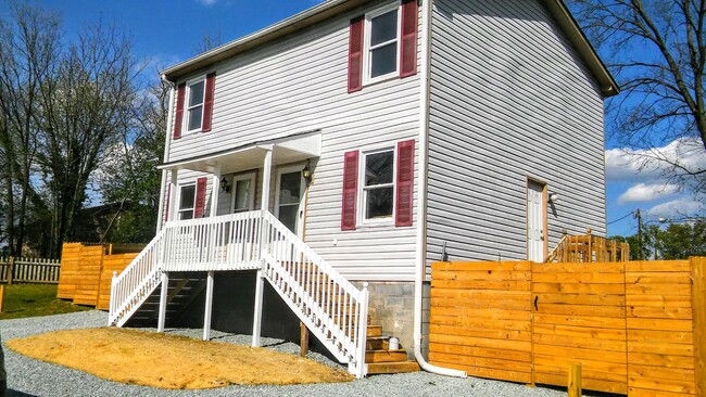 Building Photo - 13 Fisher Pl Unit B Rental