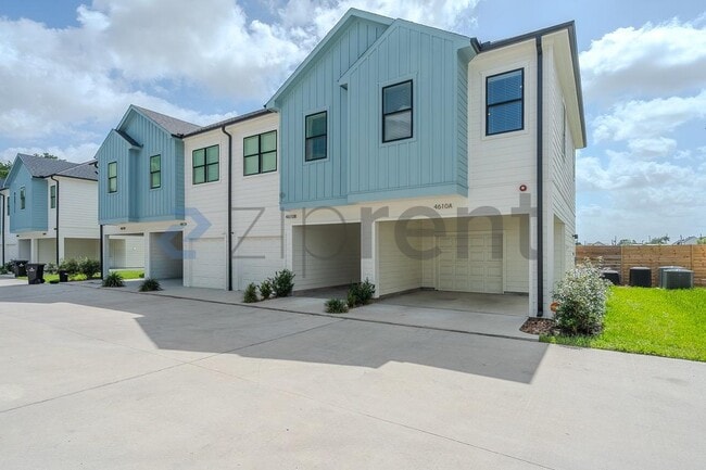 Building Photo - Unit A
