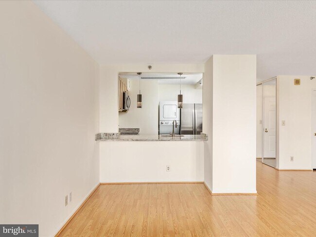 Photo - 900 N Stafford St Unidad 1206