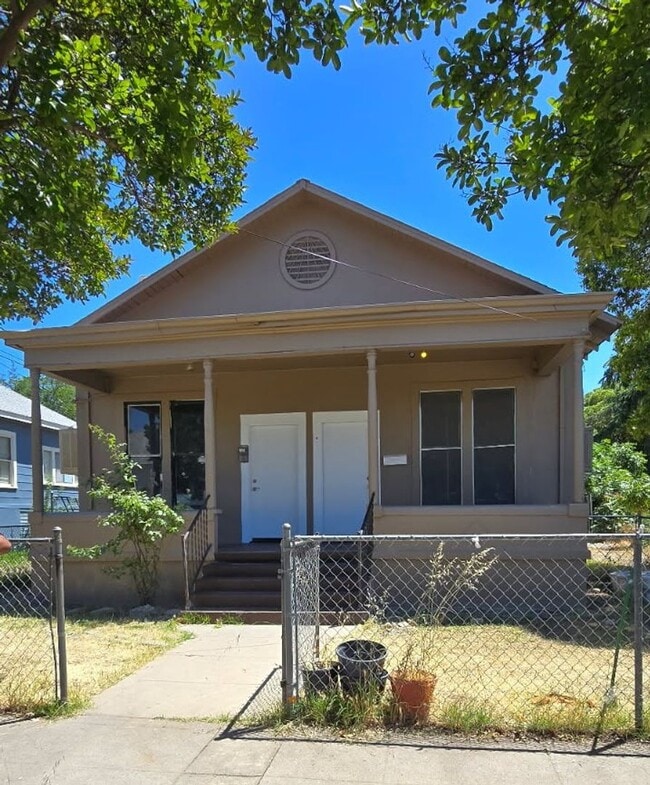 Building Photo - Pet friendly, downtown duplex