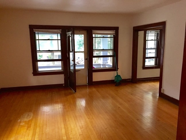Living Room w/Entrance to Covered Porch - 1140 Jenifer St Unit #2