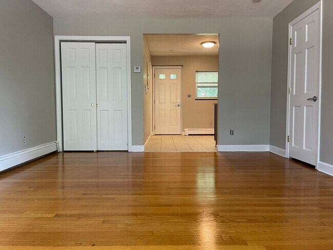 Photo - Spacious Top Floor 1 bed, Parking sand utilities inc, Right in front of the train EASY EASY CHOICE