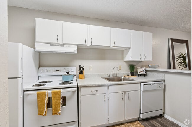 2BR, 1BA - 732SF - Kitchen