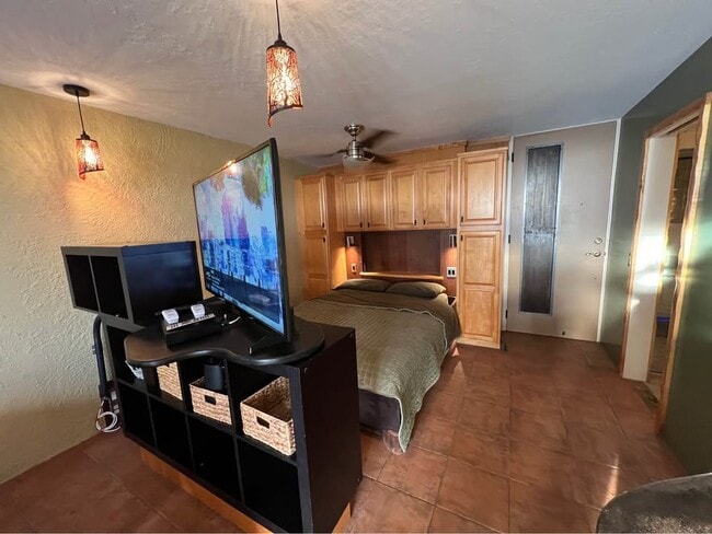 Queen bed w/storage