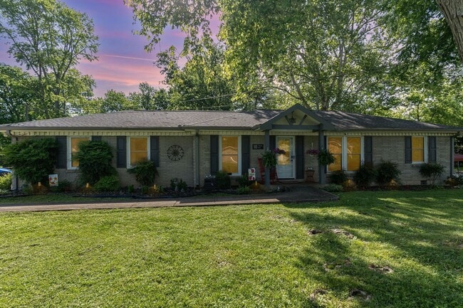 Building Photo - 3 Bedroom Charming Home in the Heart of He...