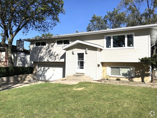 Building Photo - 837 S Iowa Ave Rental