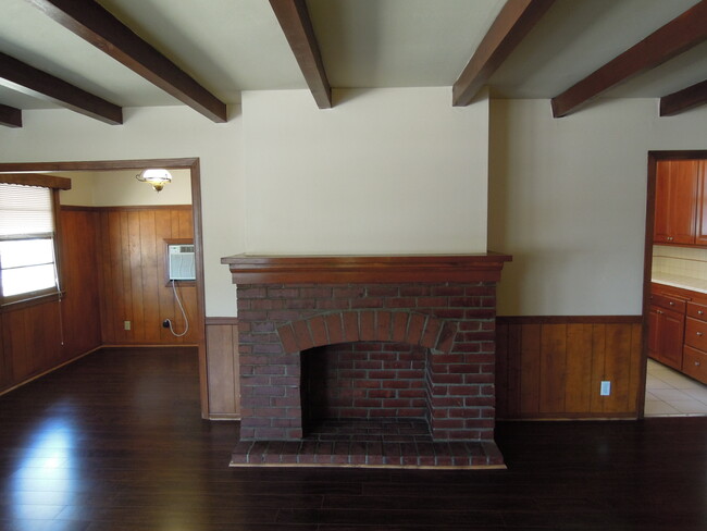 imitation fireplace - 5734 Fulcher Ave Apartamentos Unidad 5734 Fulcher Ave