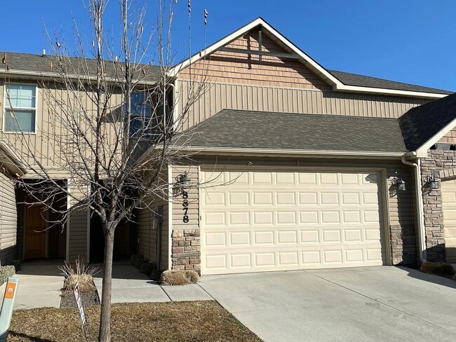 Building Photo - Beautiful home in quiet Pine Tree Village Community neighborhood