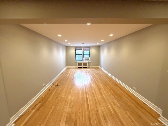 Building Photo - 445 W 240th St Unit 5C