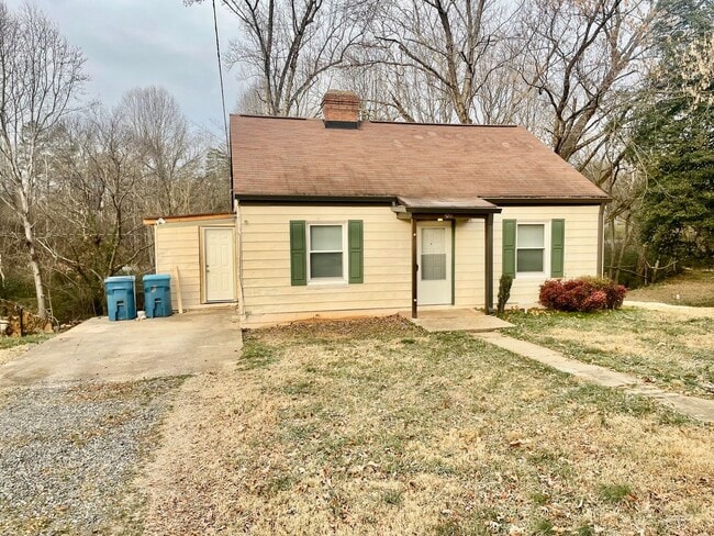 Building Photo - Welcome to this charming 2-bedroom, 1-bathroom home located in the vibrant community of Hickory, NC.