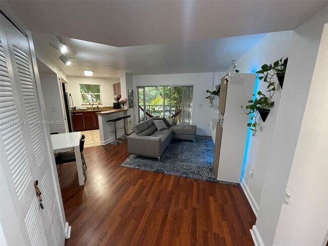 Photo - 791 N Pine Island Rd Unidad 205