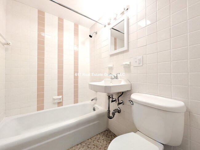 Photo - 160 N Beacon St Unidad 1A