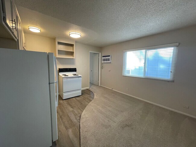 Photo - Updated Upstairs One-Bedroom with Covered Gated Parking + $500 Lease Signing Bonus! Unidad 06