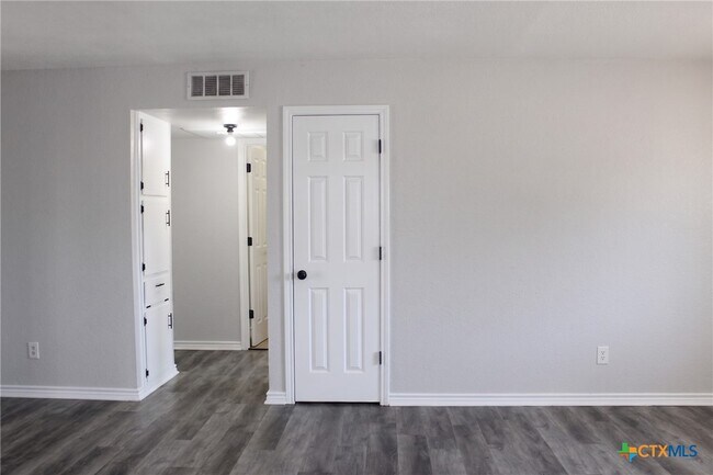 Photo - 2102 Hunt Dr