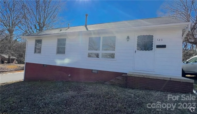 Building Photo - 323 Oakwood Cir Rental