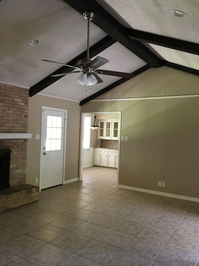 Photo - 3/2/2 Fenced Yard and Pet Friendly