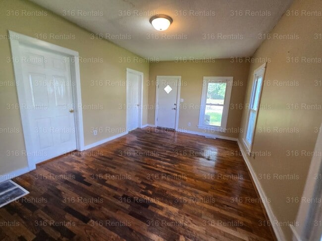 Photo - 303 W 6th St