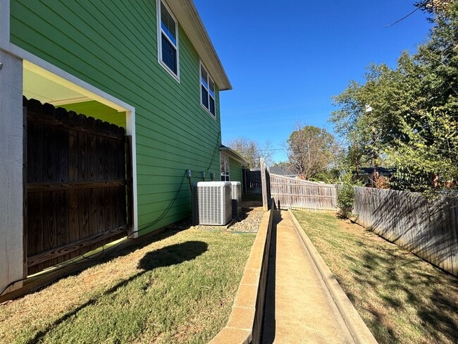 Photo - 2311 Airline