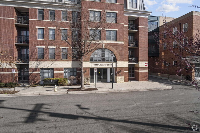 Building Photo - "Chic Urban Retreat: Stylish 1-Bed Condo w... Unit #429