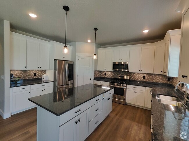Building Photo - Spacious 4 bed/2.5 bath Home!