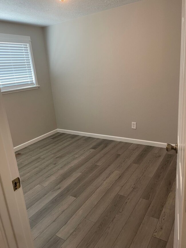 Cute 3 Bed 1 bath Duplex - Cute 3 Bed 1 bath Duplex House