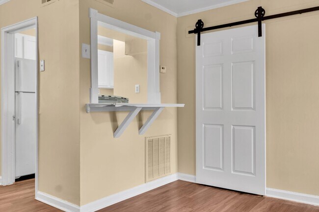 Photo - Colonial Court Apartments