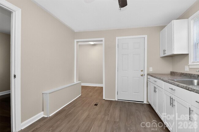 Photo - 1011 Lomond Ave