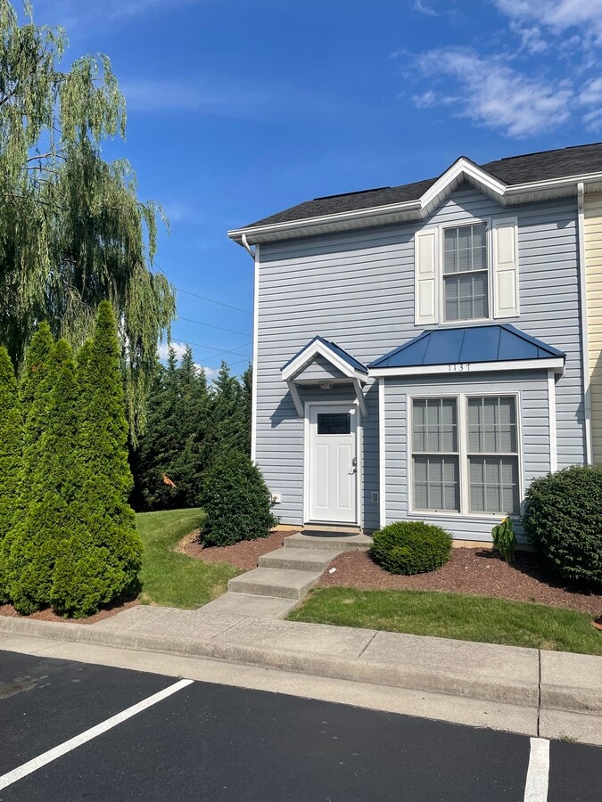 Renovated 3BR/1.5BA End-Unit Townhome with Optional Furnishings – Extra Yard & Parking - 1137 Paul Revere Ct Townhome