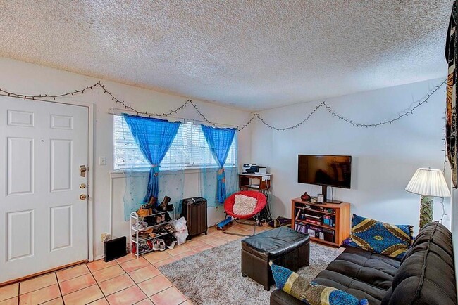 Building Photo - 803 W 28th St Unit 201