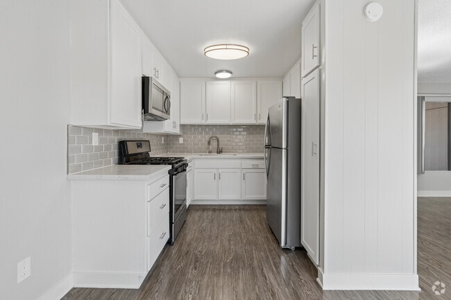 1BR, 1BA - 800SF - Kitchen
