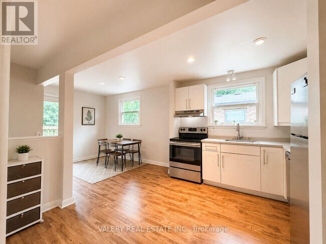 Photo - 206 Barry Pl