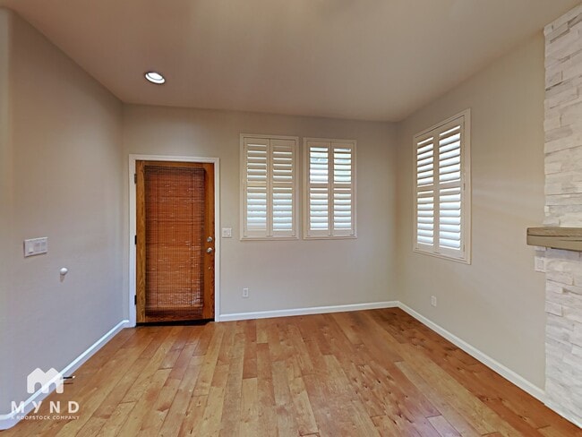 Photo - 398 Metro Ln