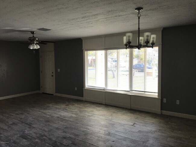 Photo - 132 W Suwannee Ln
