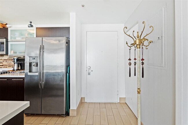 Photo - 90 SW 3rd St Unidad 2406