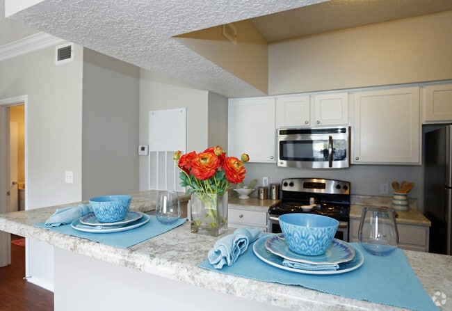1BR, 1BA - 685sf A1 Nobel- Kitchen