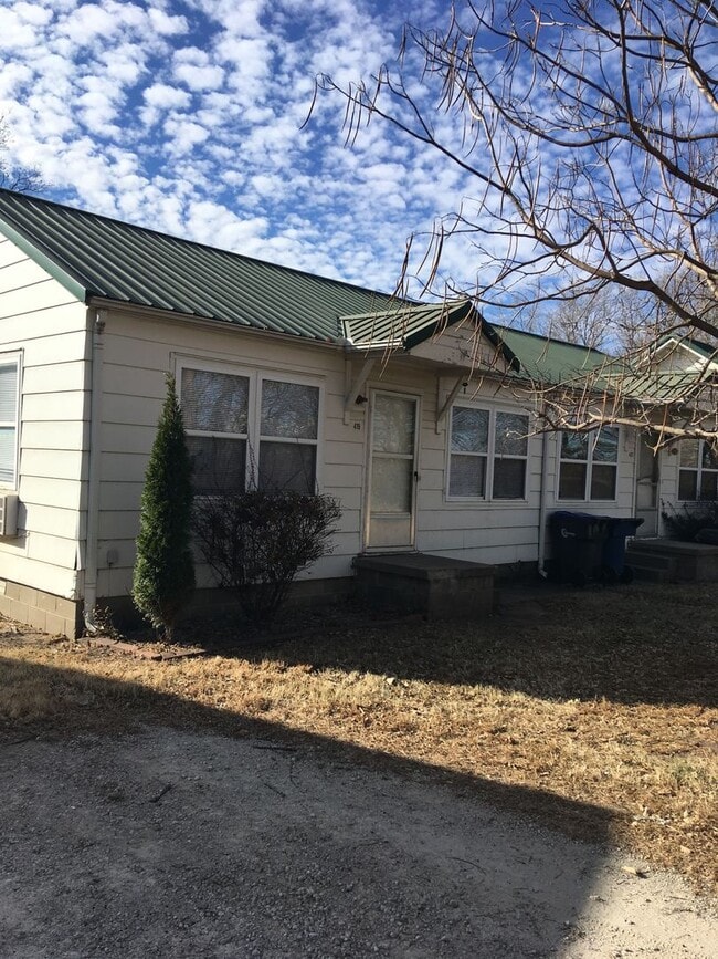 Building Photo - $650 - 1 bed 1 bath - Duplex Unit 419