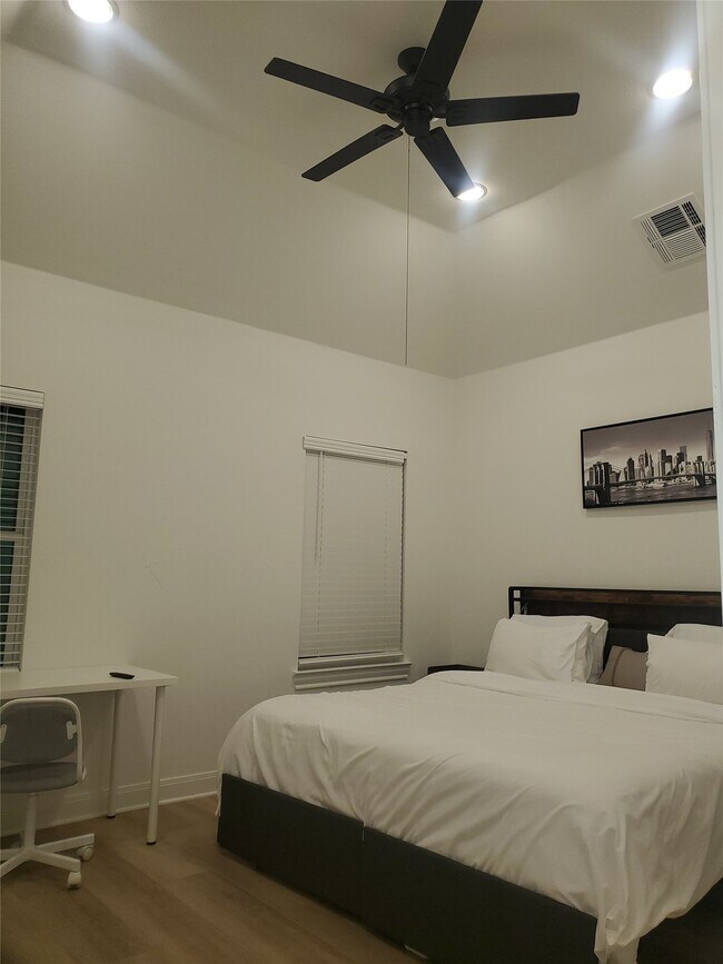 Photo - 5113 Briscoe St