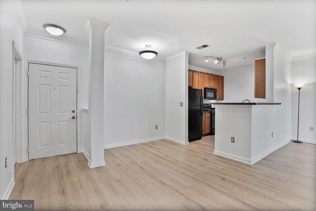 Building Photo - 4854 Eisenhower Ave Unit 253 Rental