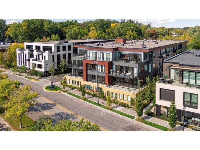 Building Photo - 253 Lake St E Unit 212