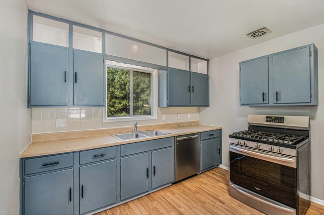 Kitchen - 4622 Parkview Dr