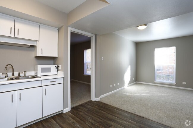 2BR, 1BA - 750 SF